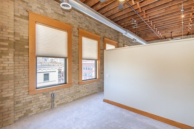 Building Photo - Modern Downtown Milwaukee Condo for Rent