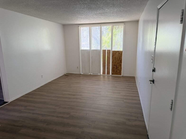 Living Room - 1486 E Desert Inn Rd