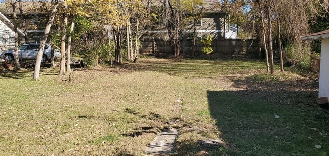 Building Photo - 2 bd, 1 ba house just east of downtown, co...