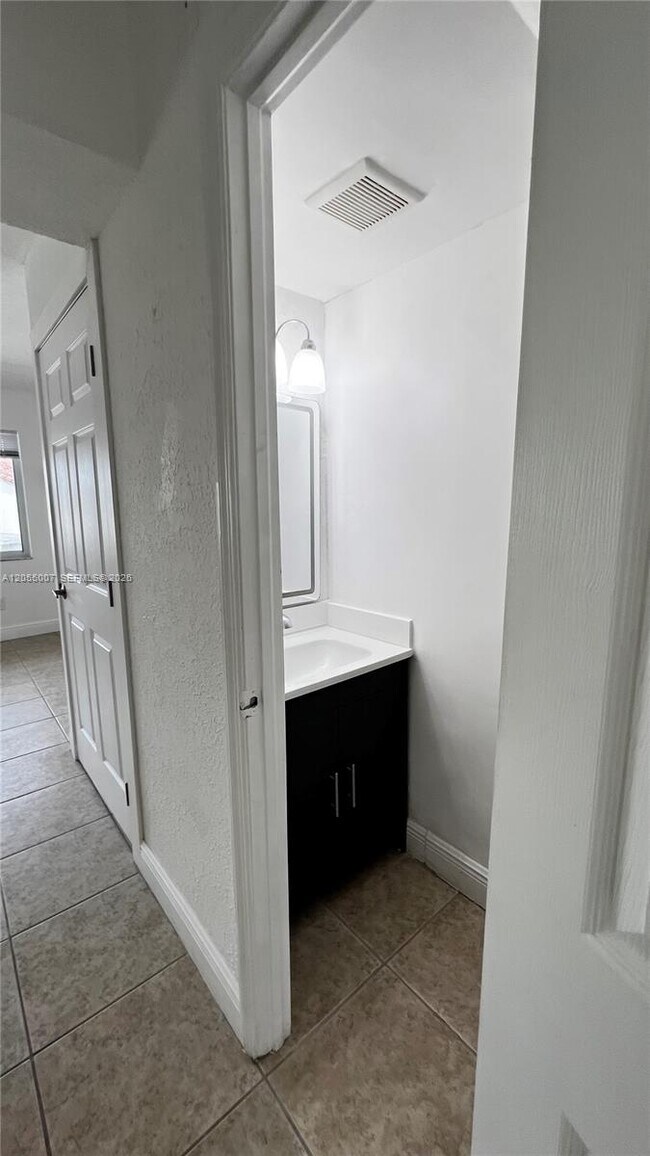 Building Photo - 984 W 40th St