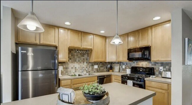 Building Photo - 903 Snowberry St