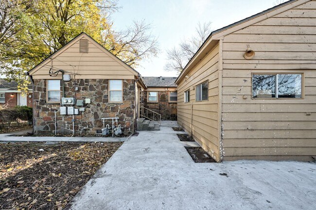 Building Photo - Newly remodeled Duplex in Midwest City