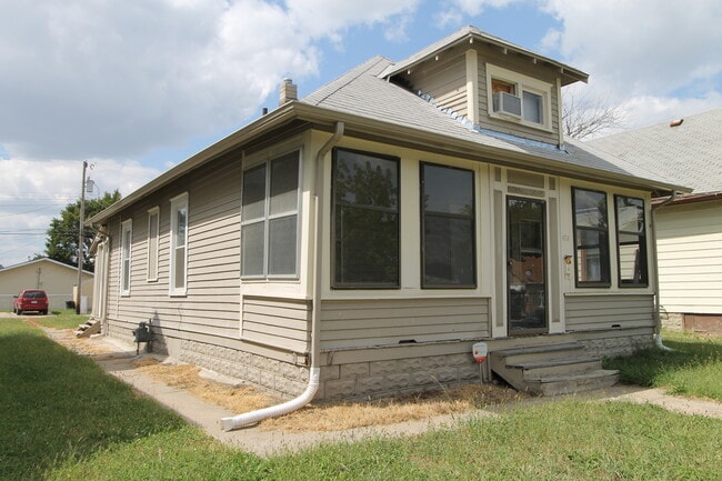 Building Photo - Cozy 2+ Bedroom Home in South Omaha! Pet F...