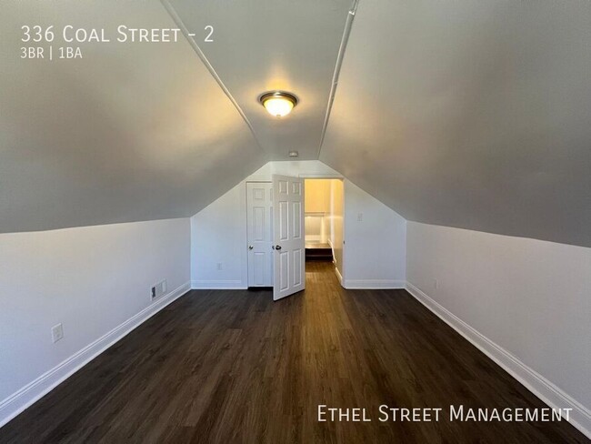 Building Photo - Spacious Newly Renovated 3 Bedroom Apartment