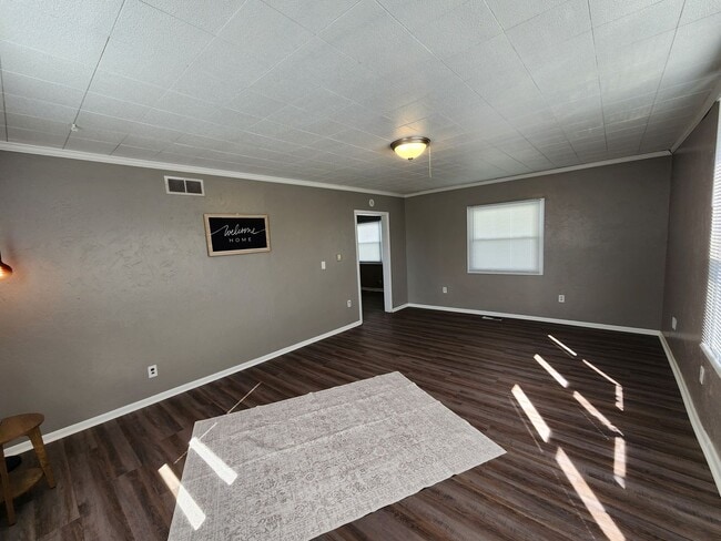 Building Photo - 4 bedroom 1.5  bath  home