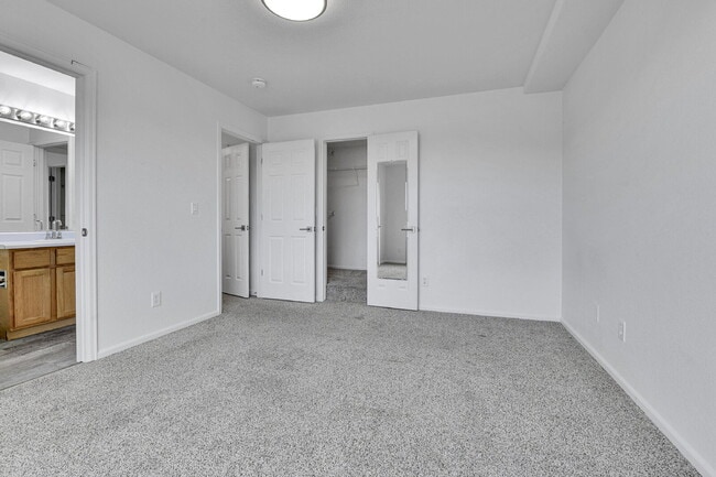 Building Photo - $2,600, 3-bed, 2-bath, located in Denver.