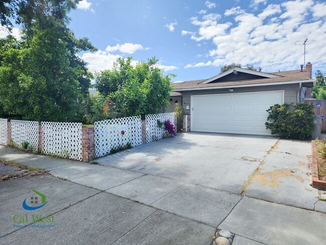Building Photo - $4595 - **COMING SOON 8/1/26** Well Maintained 3 Bed / 2 Bath Home near Valley Christian HS w/ Pool