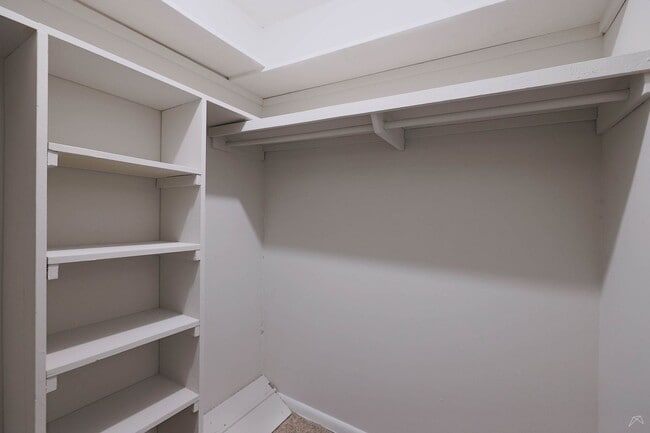 Building Photo - NEW 1x1!  Fantastic Emory area location - ...