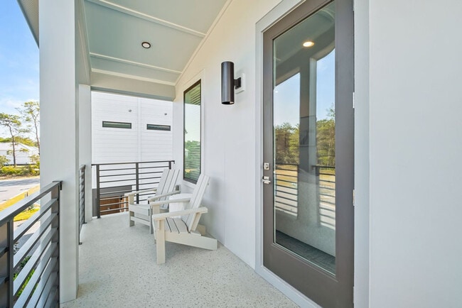 Building Photo - 31 Sarah St