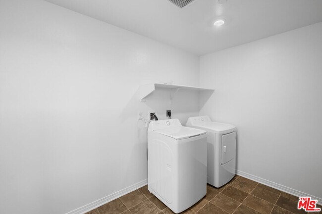Building Photo - 2311 Blue Elm Rd