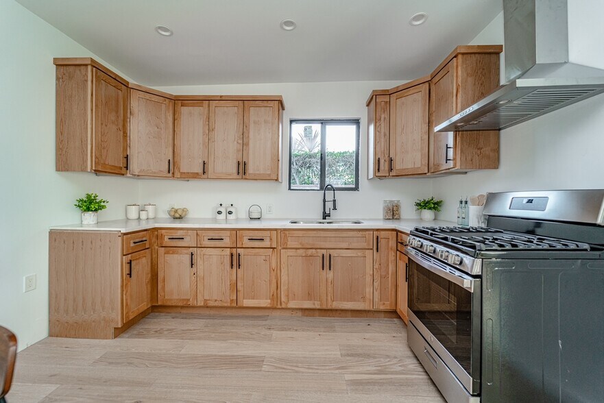 Building Photo - 3015 Hillcrest Dr