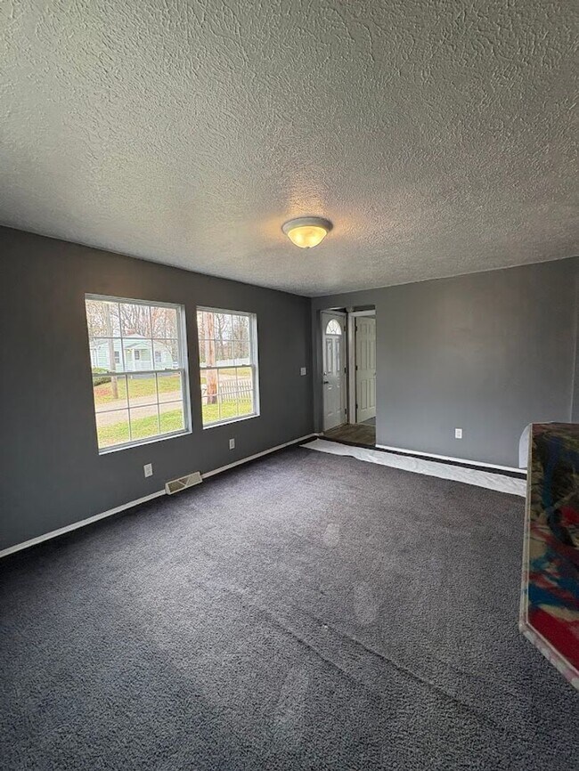 Building Photo - Two bedroom one bathroom home for rent