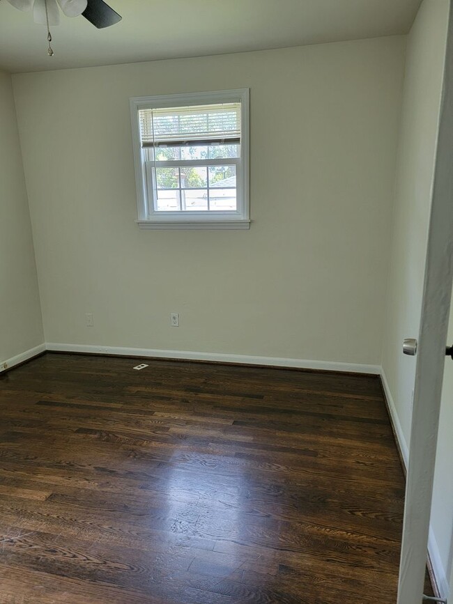 Building Photo - 2 BR 1 Full Bath Duplex Virginia Place