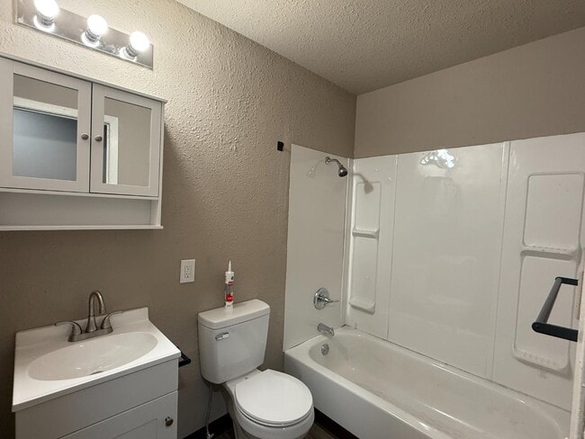 Building Photo - 2320 Haskell St