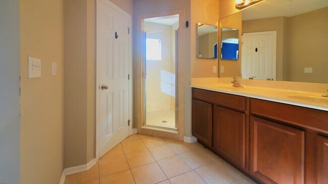 Building Photo - 3885 Buckthorne Dr