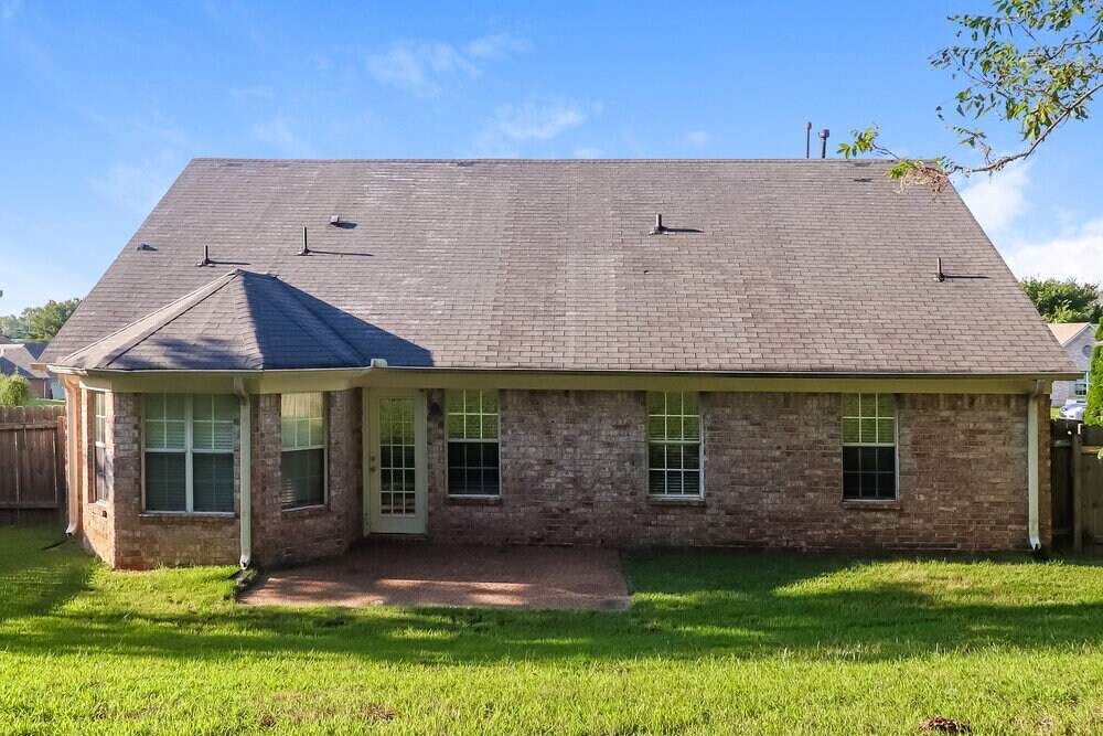 Building Photo - 305 Village Dr