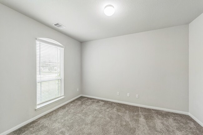 Building Photo - 303 Woodhaven Dr