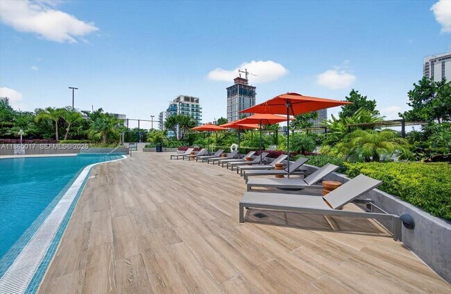 Building Photo - 700 NE 24th St