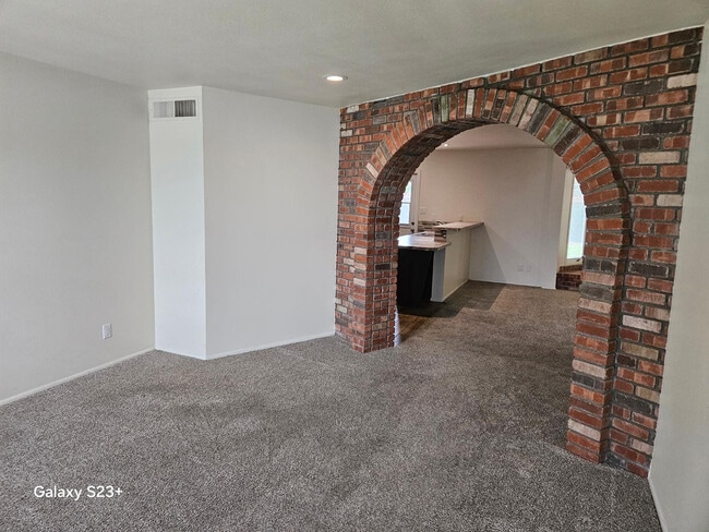 Building Photo - 531 E Laguna Dr
