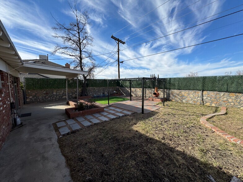 Building Photo - 6900 Escondido Dr