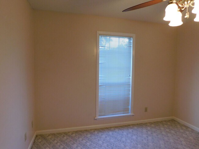 Building Photo - 3 Bedroom Home in Pebble Creek Subdivision