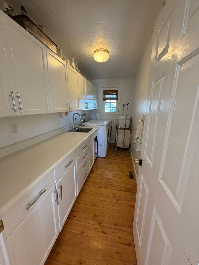 Building Photo - Beautiful 4 bedroom, 3 bathroom Home with a pool!!