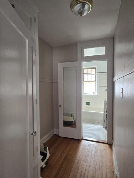 Building Photo - 907 Elmwood Ave