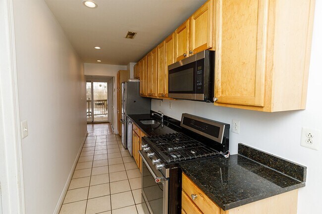 Building Photo - Conveniently Located 1 Bedroom Plus Den in Brookland