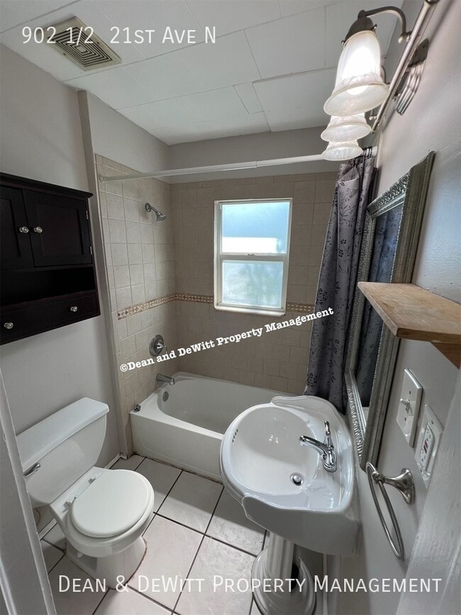 Building Photo - 902 1/2  21st Ave N-