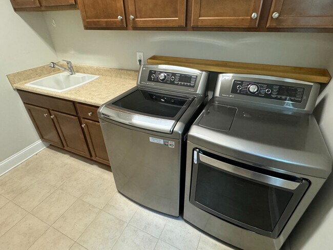 Building Photo - Room in House on Grande Chateau Ln