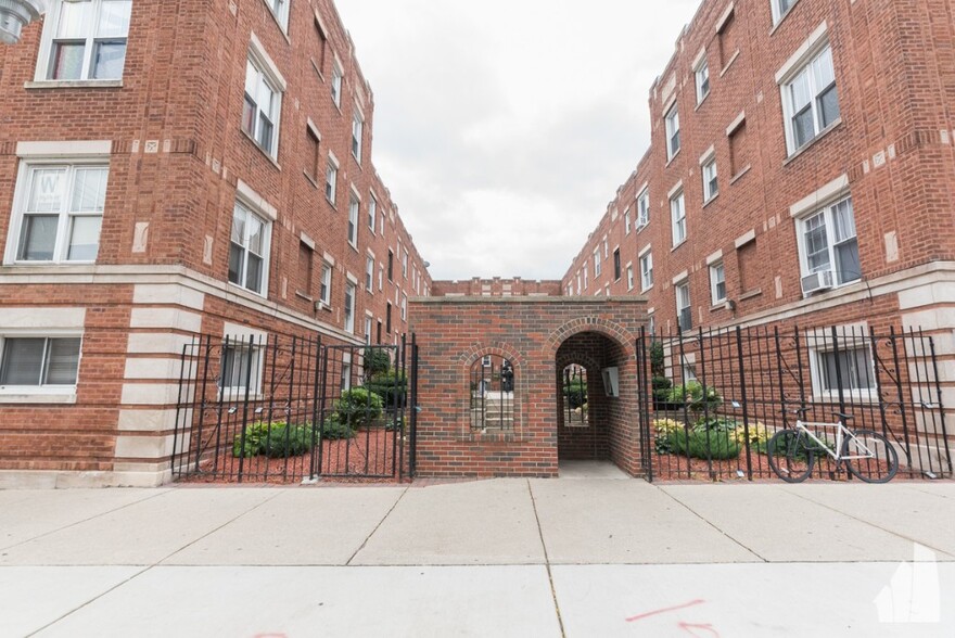 Building Photo - 955 W Cornelia Ave