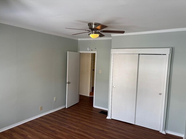 Building Photo - 2517 W Chestnut Ave