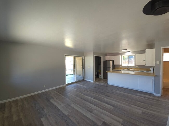 Building Photo - 2 Bed 1 Bath