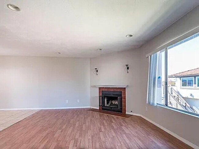 Building Photo - Spacious 3-Bed, 2-Bath upstairs Unit In a ...
