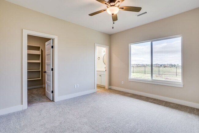 Building Photo - 1025 W Long Path Ct