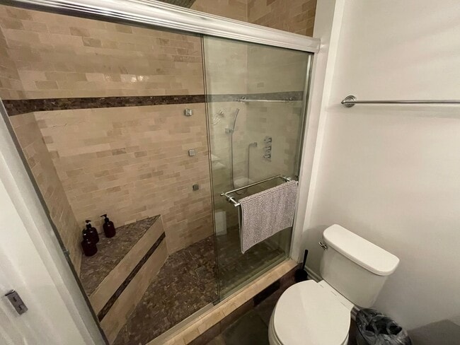Building Photo - Charming 3 bedroom 3.5 bathroom in North Park