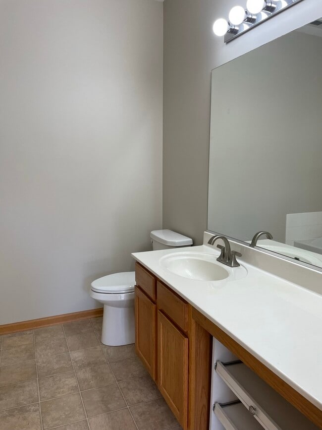 Building Photo - 1531 Millbrook Dr