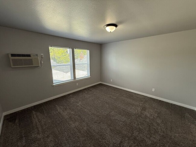 Building Photo - 871 Hickory St NE