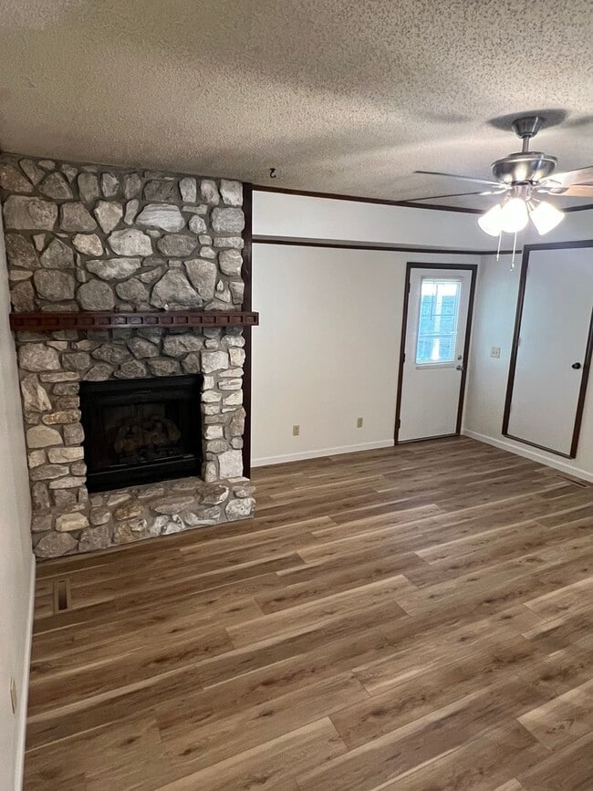 Building Photo - Pre-Lease this Charming 3 Bedroom House in...