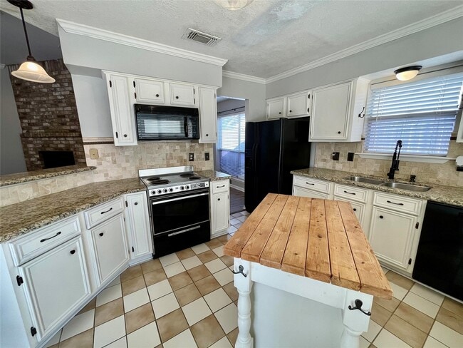 Building Photo - 16961 Larkspur