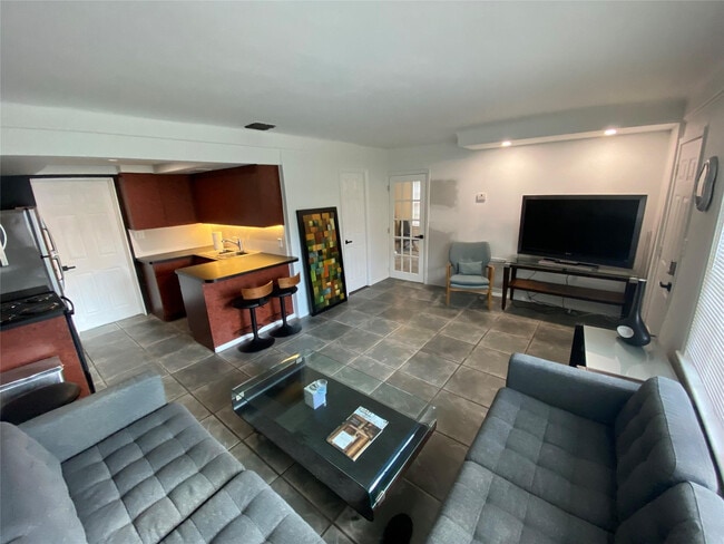 Building Photo - 2056 NE 9th Ave