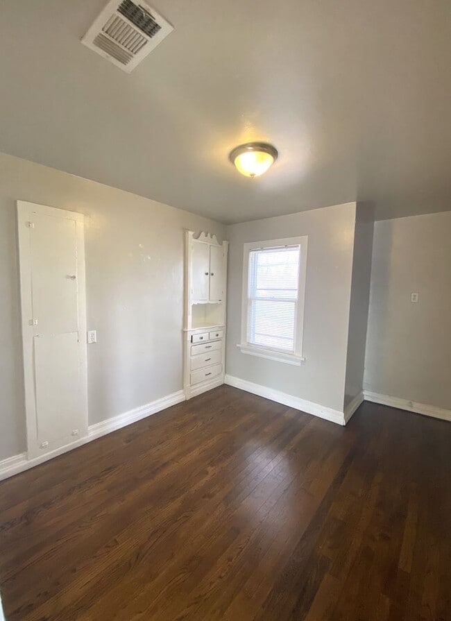 Building Photo - Upstairs 1 bed 1 bath in Linwood Place Addition