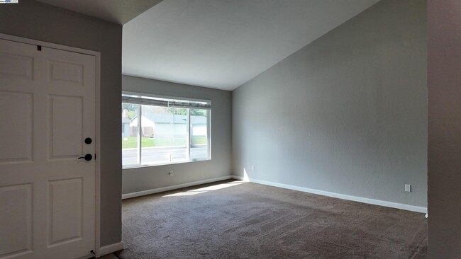Building Photo - 2216 Hamlin Dr