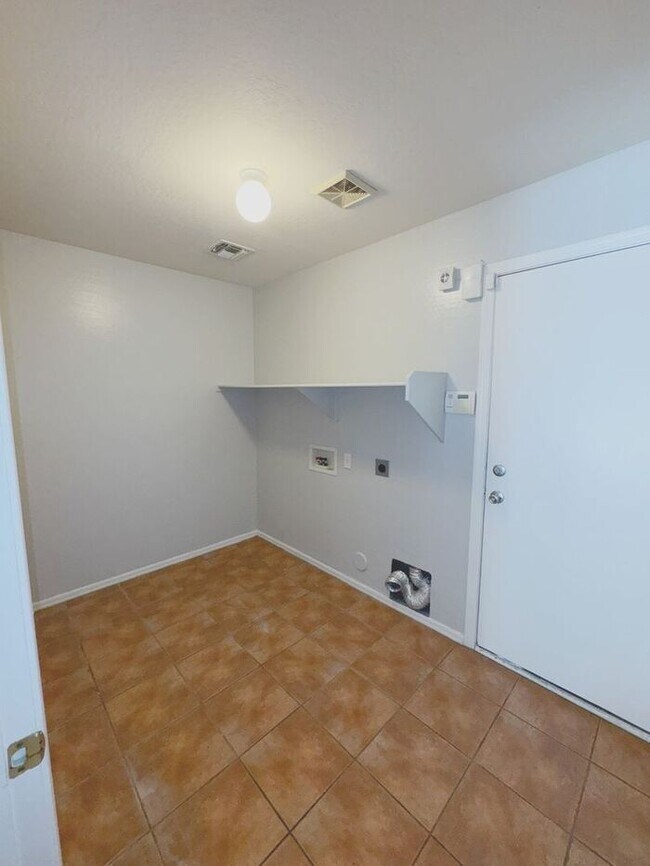 Building Photo - Large 4Bedrooms- 3Bath Home!!!