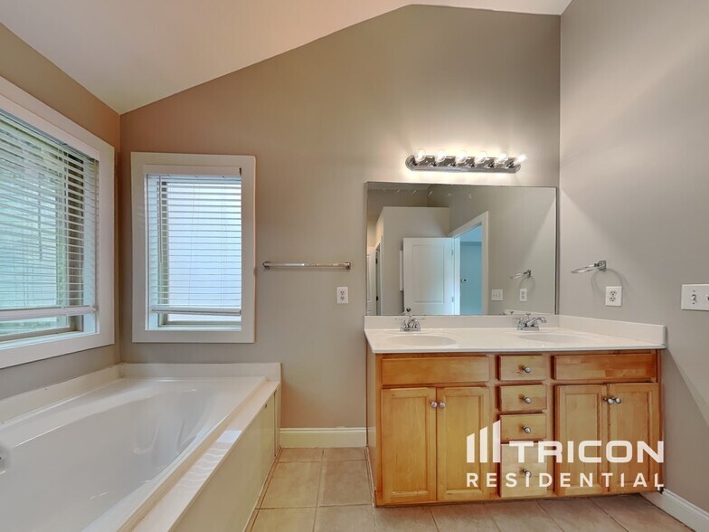 Building Photo - 294 Sweetwater Bridge Cir