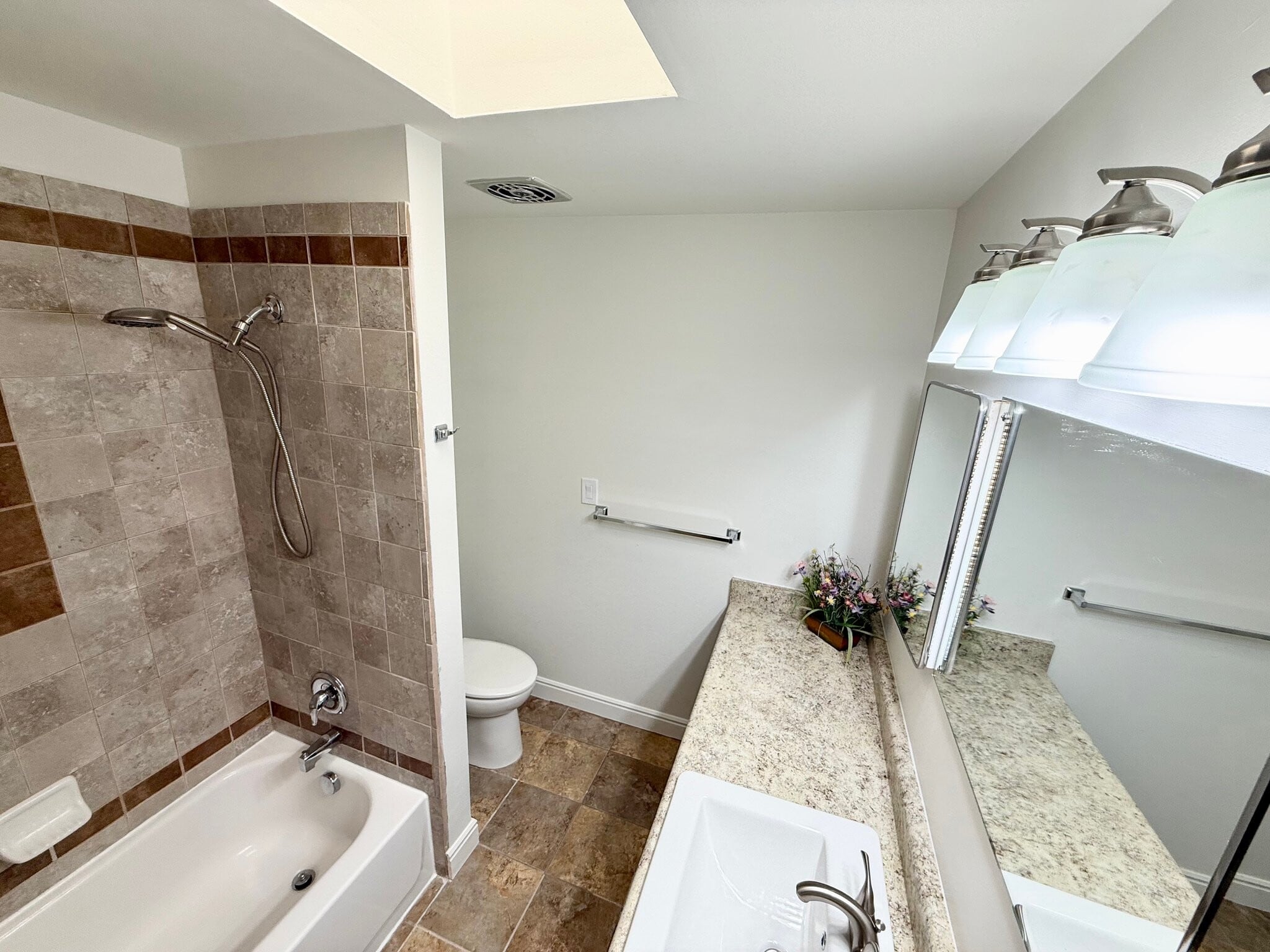 Building Photo - 6884 Bellavista Dr