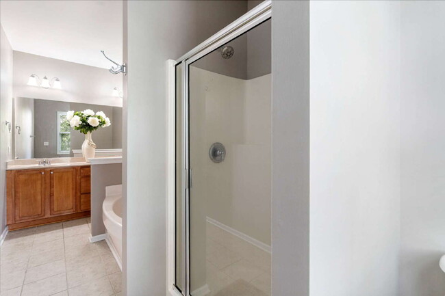 Building Photo - Charming 3-Bed/3.5 Bath Townhouse with 211...