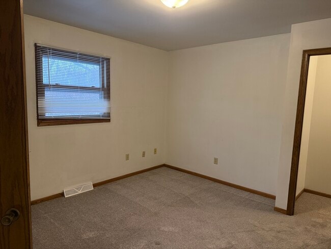 Building Photo - 315 Carriage Dr