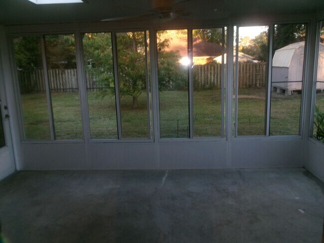 Building Photo - Spacious 3 bedroom home in the Forestbrook...