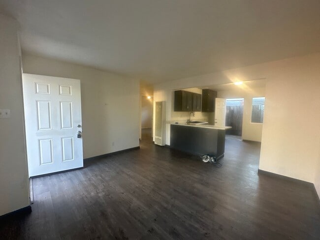 Building Photo - 380 Angelus St
